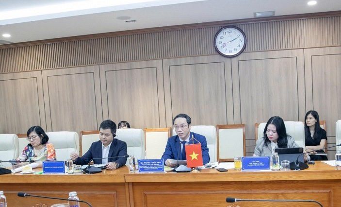Vietnam Singapore Hold Senior Officials' Meeting on Key Ties